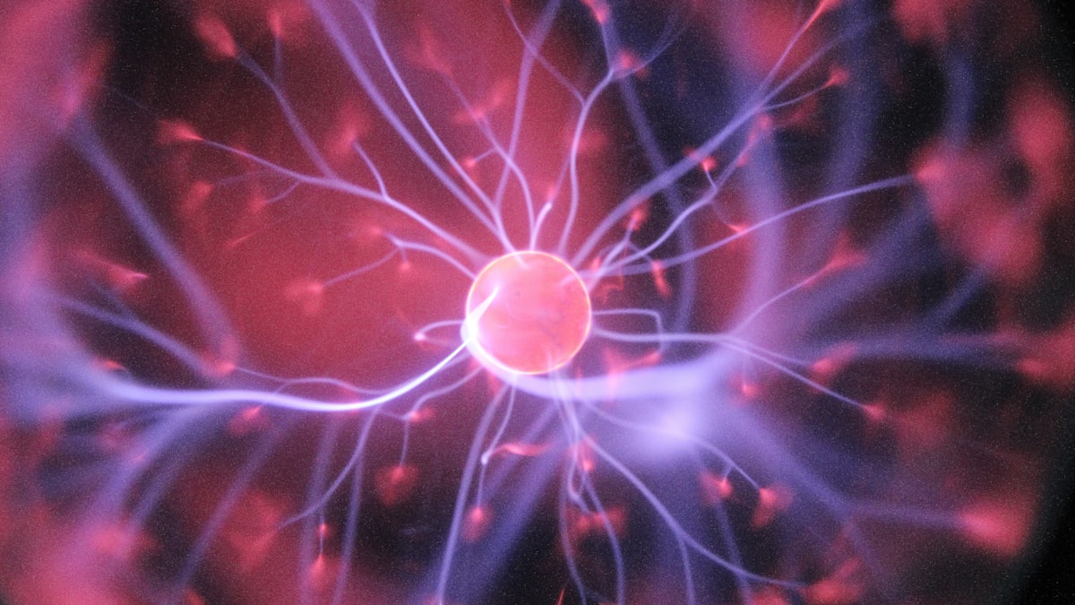 Fusión Nuclear Asistida por IA: De Tokamaks y Confinamiento Magnético a Deep Reinforcement Learning en Control de Plasma