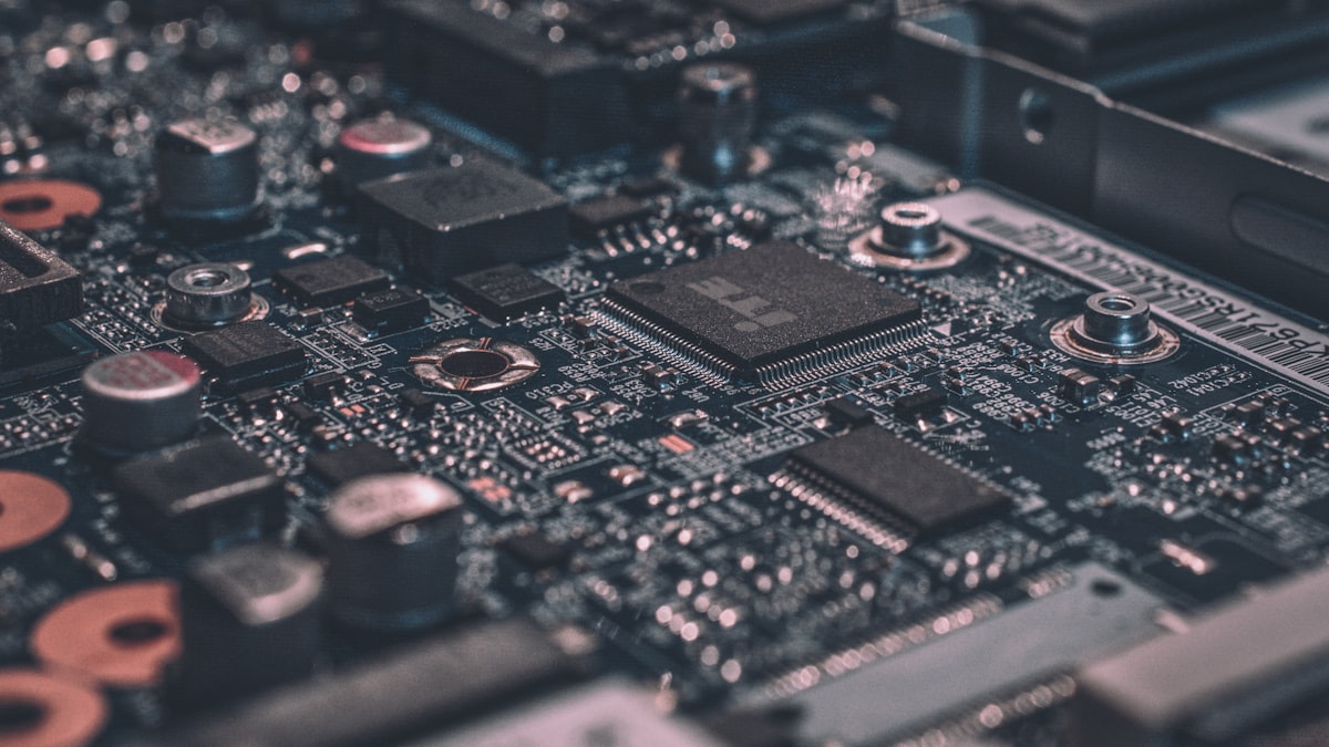 Generación de Datos Sintéticos con LLMs: Técnicas de Aumentación, Filtrado Estadístico y Privacidad Diferencial