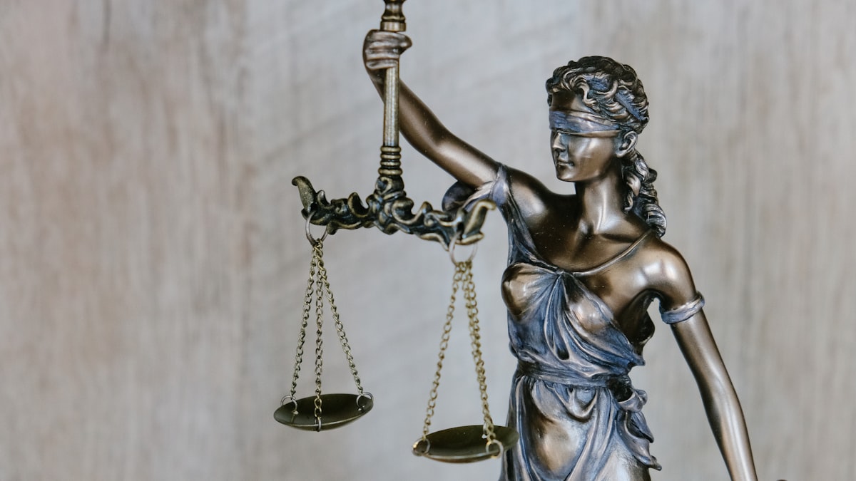 Asistentes Legales y Contratos Inteligentes con IA: De Harvey AI a CoCounsel y la Transformación del Sector Jurídico